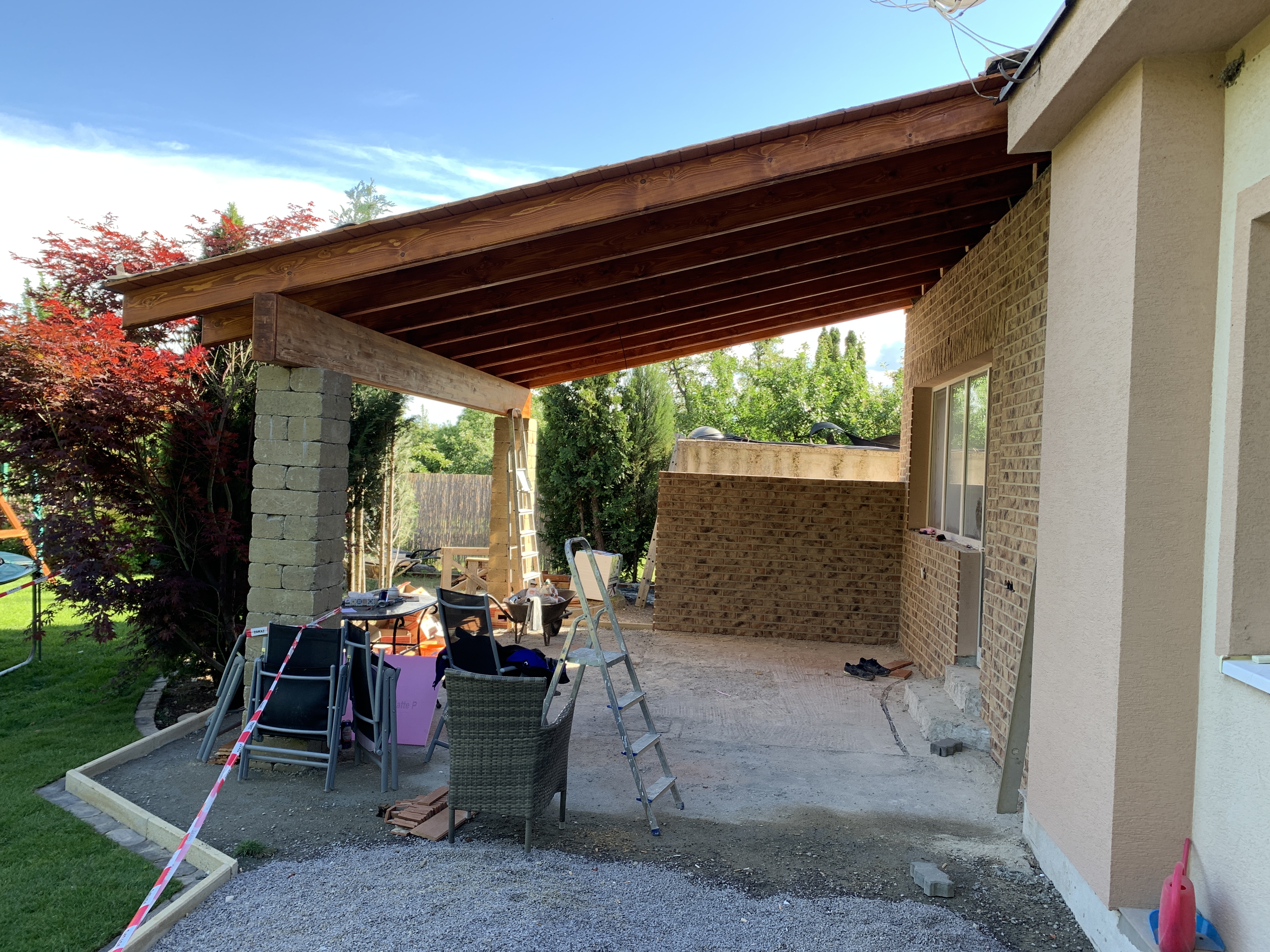 Rekonštrukcia prístrešku, zámkovej dlažby a strechy rodinného domu Machulince